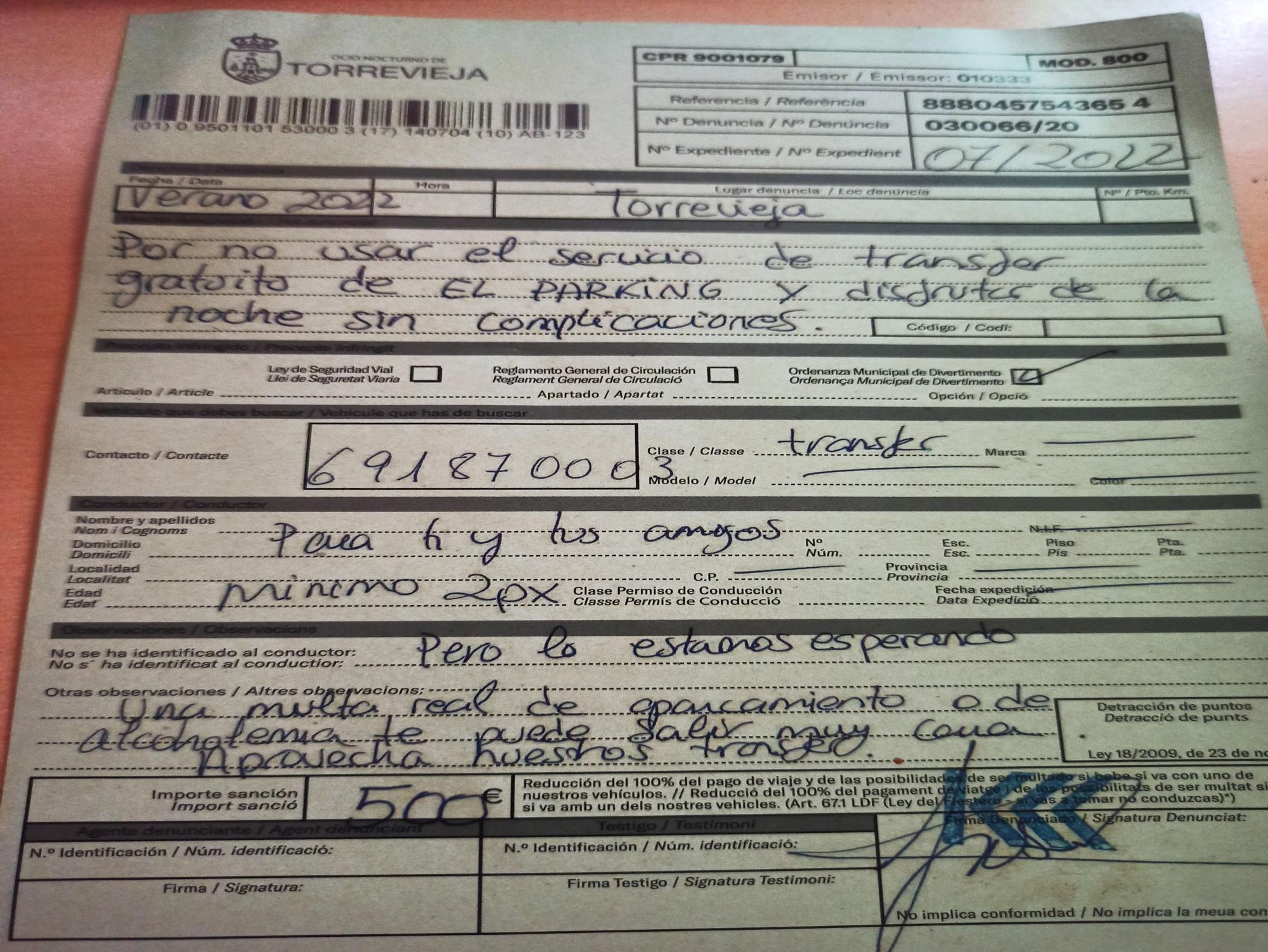 Publicidad que simula una multa de la Policía Local de Torrevieja con el escudo local y que ofrece un servicio de traslado gratuito a la zona de ocio