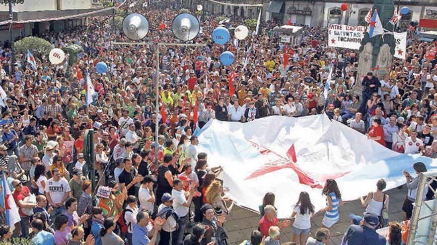 Imagen de la manifestación de la CIG, que partió del cruce de la Doblada hasta Urzáiz.  // Marta G. Brea