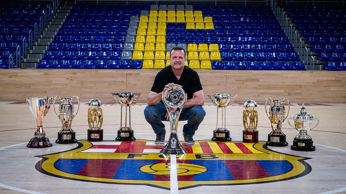 Ferrao, André Coelho y Jesús Velasco se despiden del Barça fotografiándose con todos sus trofeos.