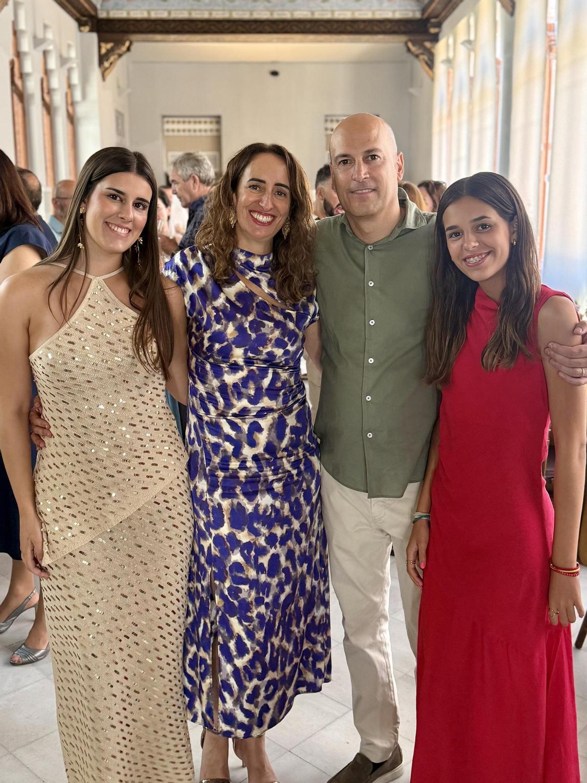 Verónica Domingo y Vasco Acursio con sus hijas Vera y Cloe