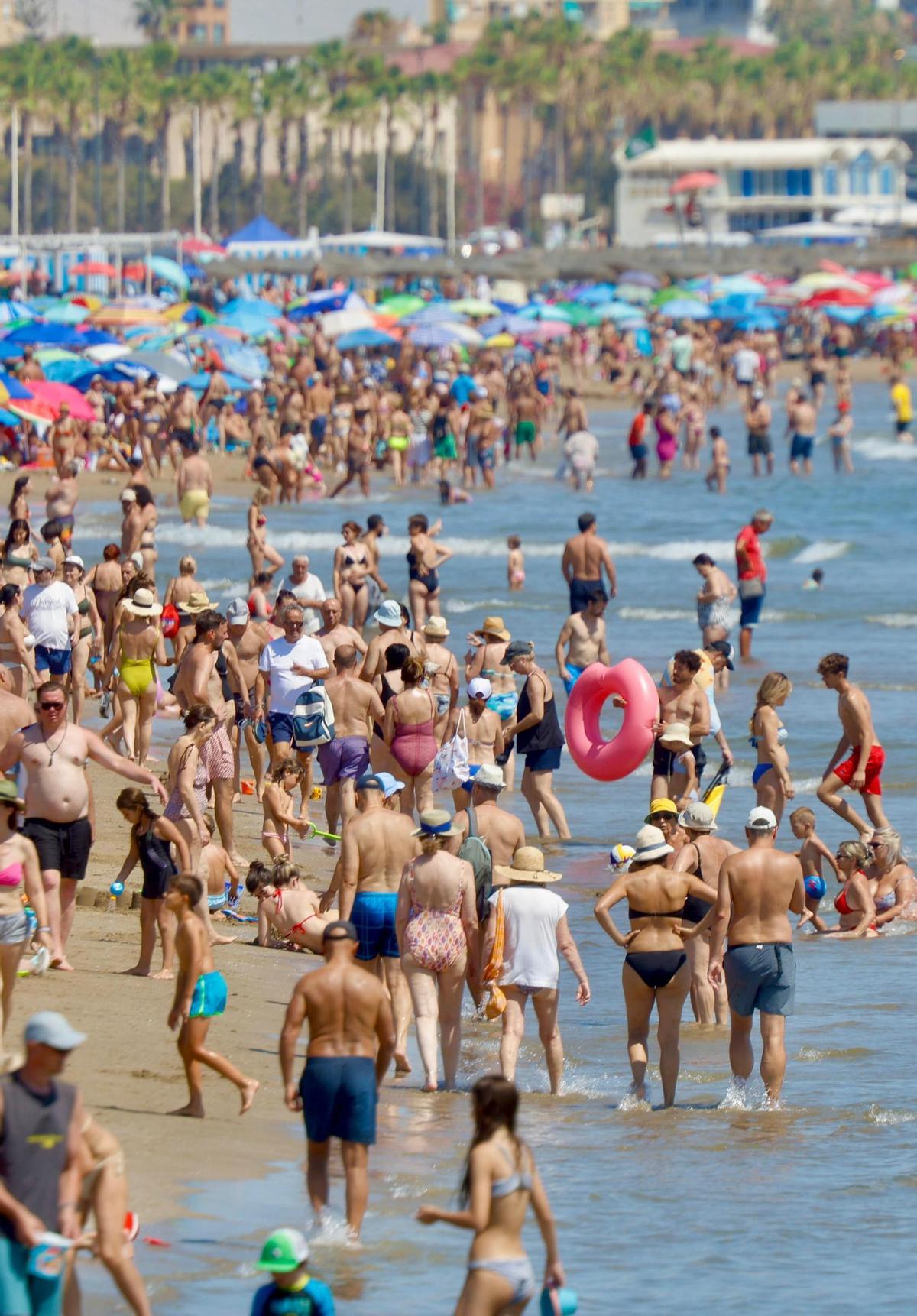 Las playas de València se llenan ante la llegada inminente de una nueva ola de calor