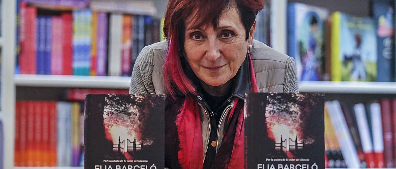 La escritora Elia Barceló firmó ayer ejemplares en la librería de Elche Ali i Truc.