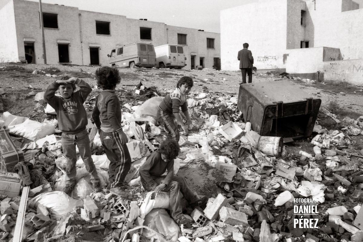 Niños jugando sobre basura en la Quinta Julieta.