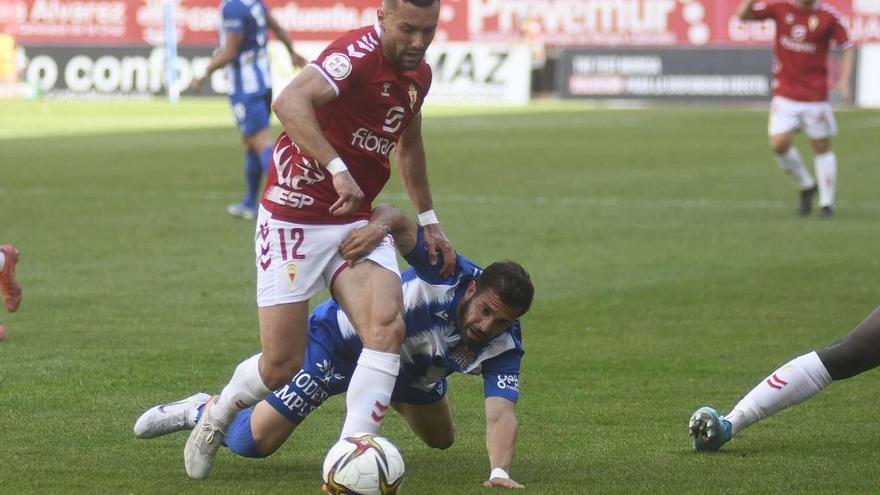 Alberto López supera a un rival.