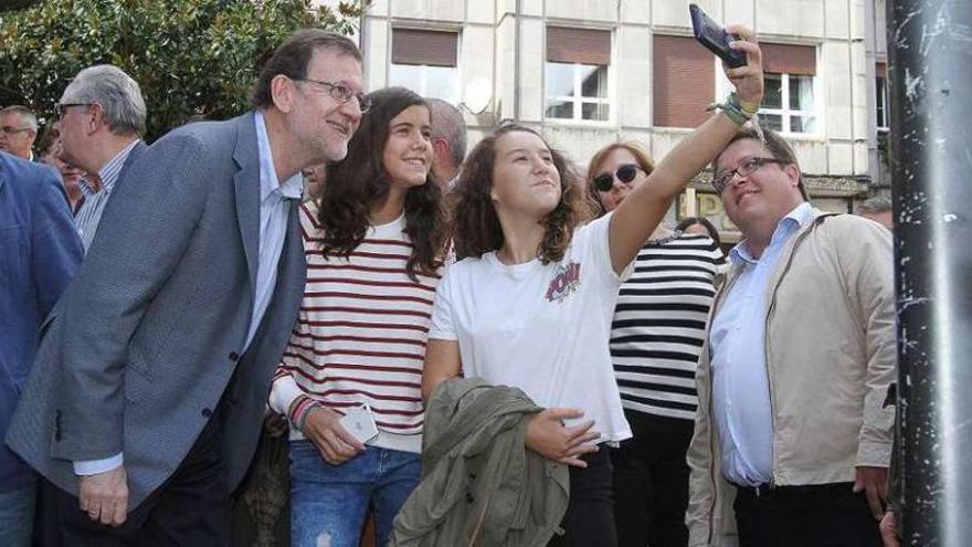 Rajoy se hace un &#039;selfie&#039; con dos jóvenes en Ribadavia.