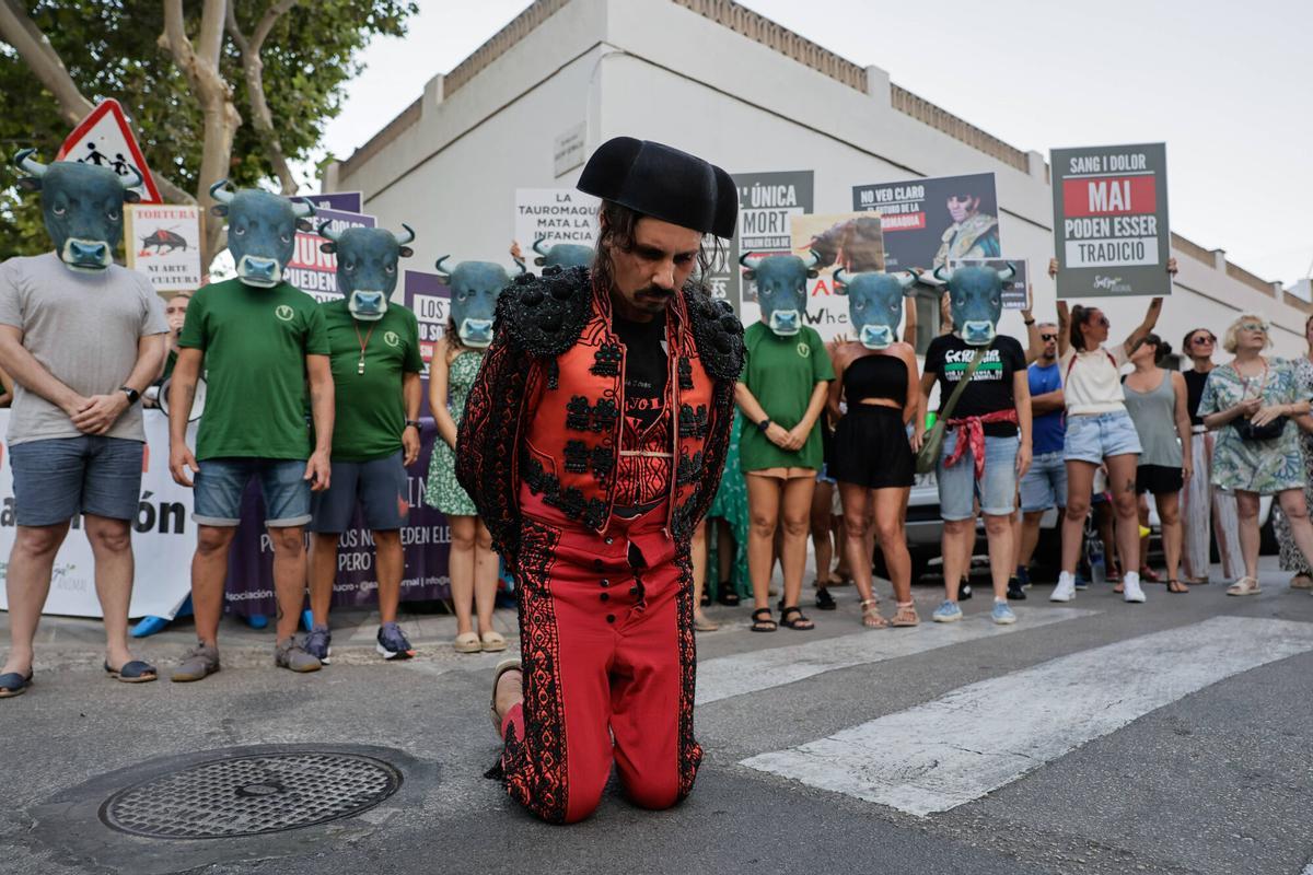 Decenas de personas protestan contra la tauromaquia ante la plaza de toros de Palma