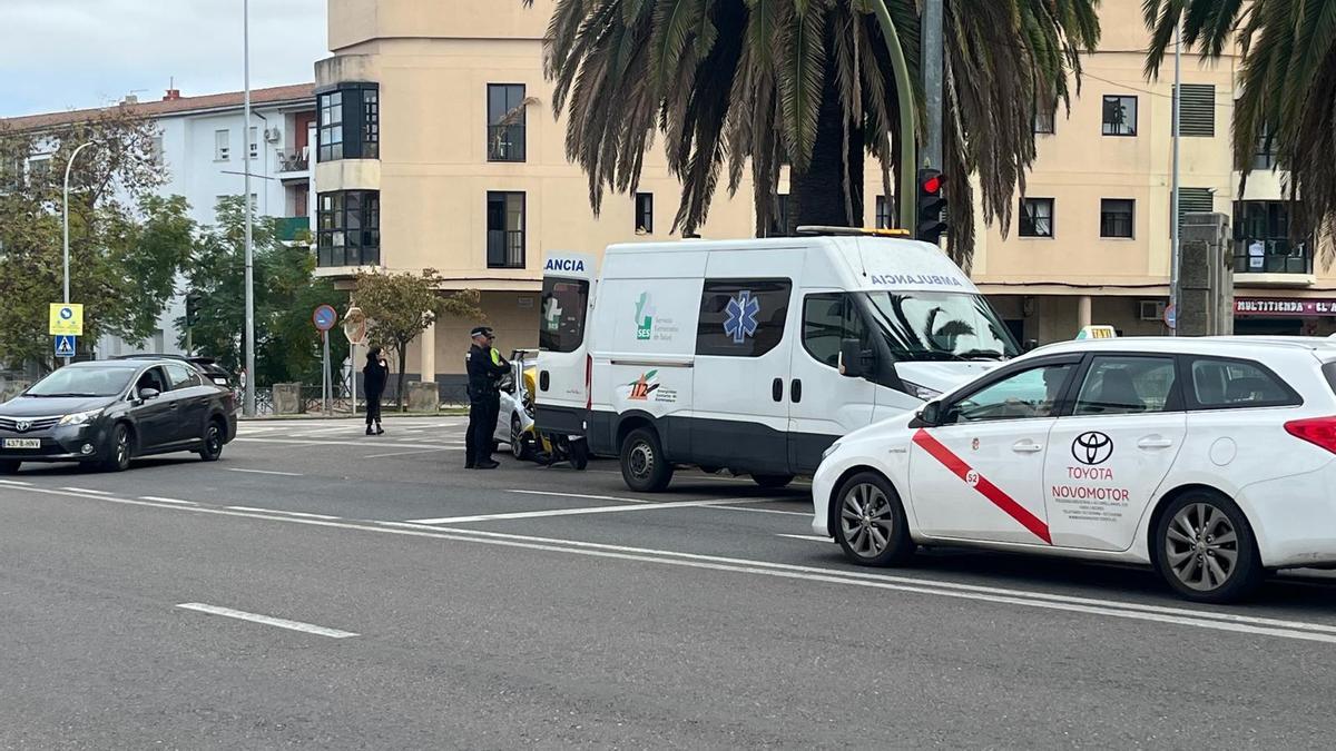 Vídeo | Un coche y una moto chocan en la plaza de toros de Cáceres y un motorista de Correos resulta herido