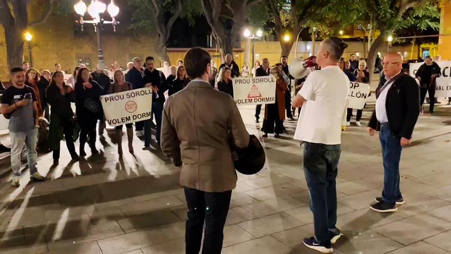 Vox expulsados de la protesta vecinal por el ruido y botellones en el triángulo golfo del Poblenou