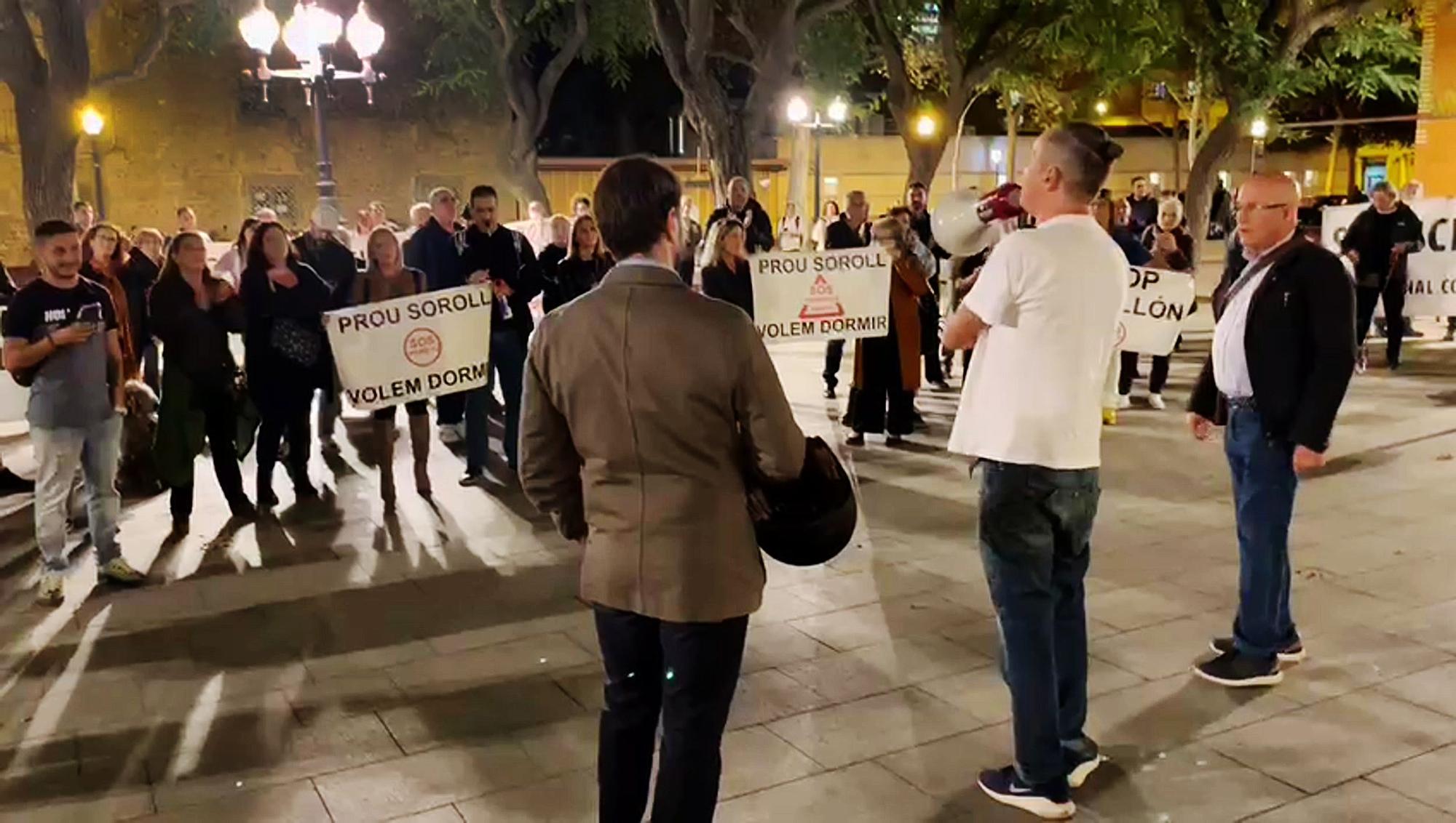 Vox expulsados de la protesta vecinal por el ruido y botellones en el triángulo golfo del Poblenou