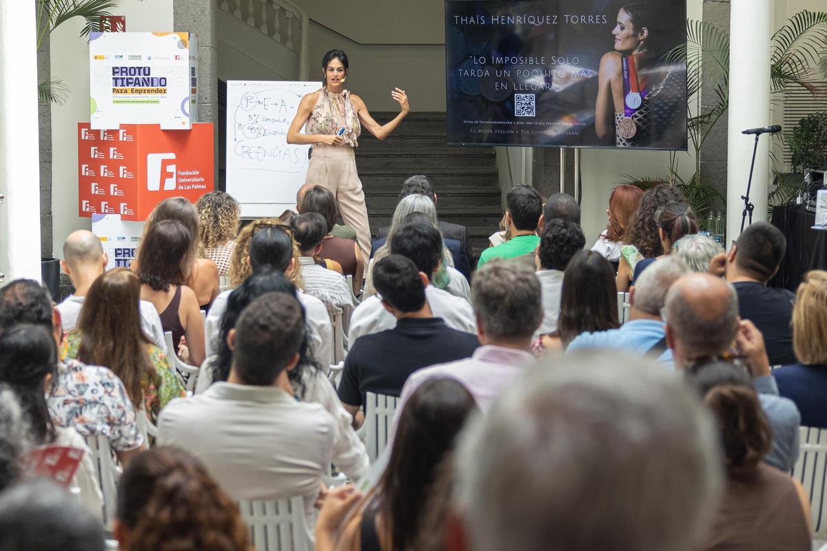 Thaïs Henríquez durante la ponencia «Haz posible lo imposible»
