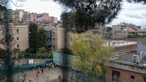 El patio de la escuela Kostka de los jesuitas de Gràcia, rodeado de viviendas, en Barcelona.