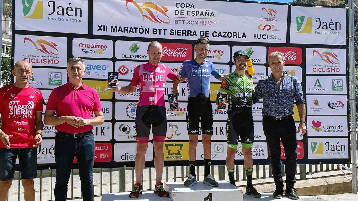 Álvaro Lobato, en el podio absoluto Maraton Sierra de Cazorla 2022