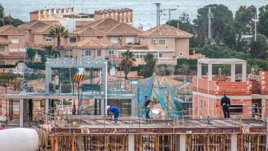 El Consell asume «flexibilizar» la limitación a la construcción ante la presión de los promotores