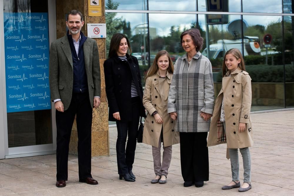 Los Reyes posan con sus hijas y con doña Sofía