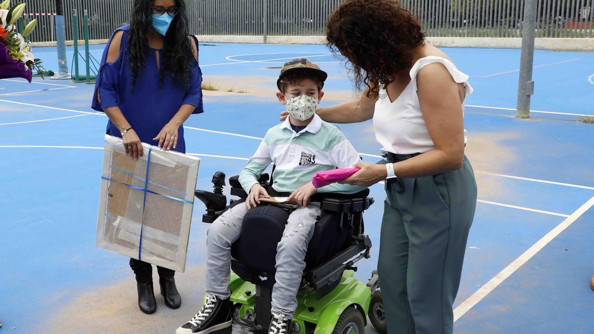 La investigadora Elena García y Álvaro de la Calle protagonizan un nuevo mural sobre científicas