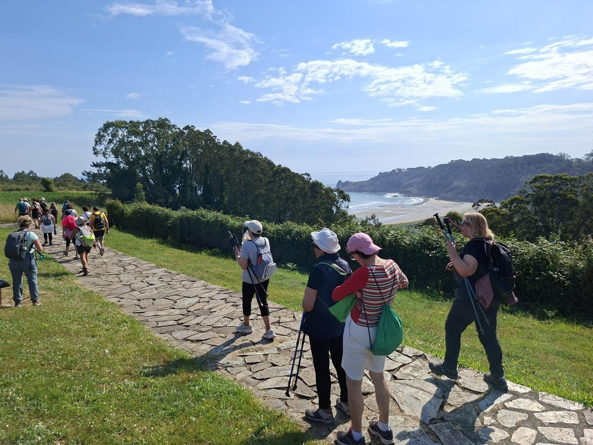 En imágenes: Así fue la XXXIX Travesía Costa Naviega, que reunió a unos 1.700 senderistas