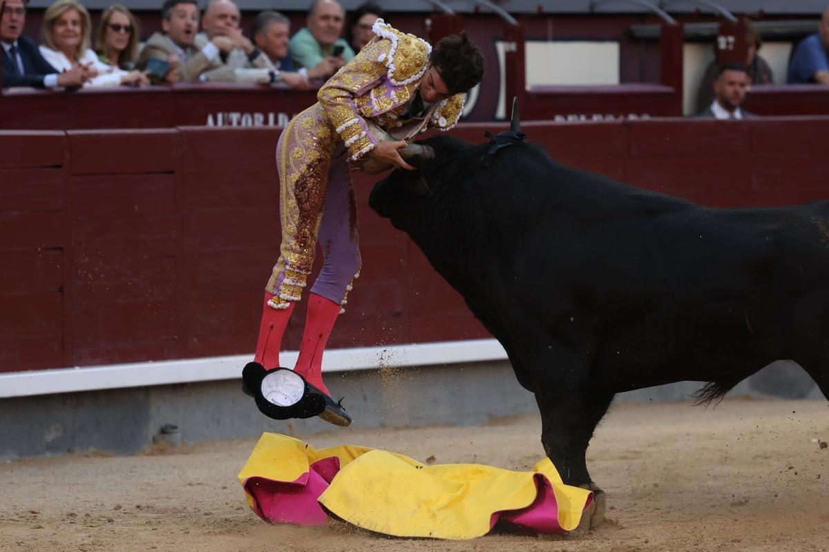 El momento en que Víctor Hernández es cogido por el sexto toro.