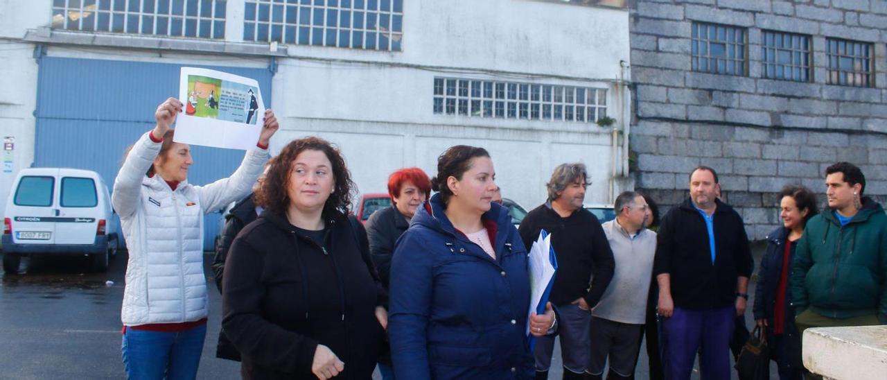 Los trabajadores, ayer a las puertas de la fábrica de Coinba en Vilaxoán, mostraron su preocupación por la situación.