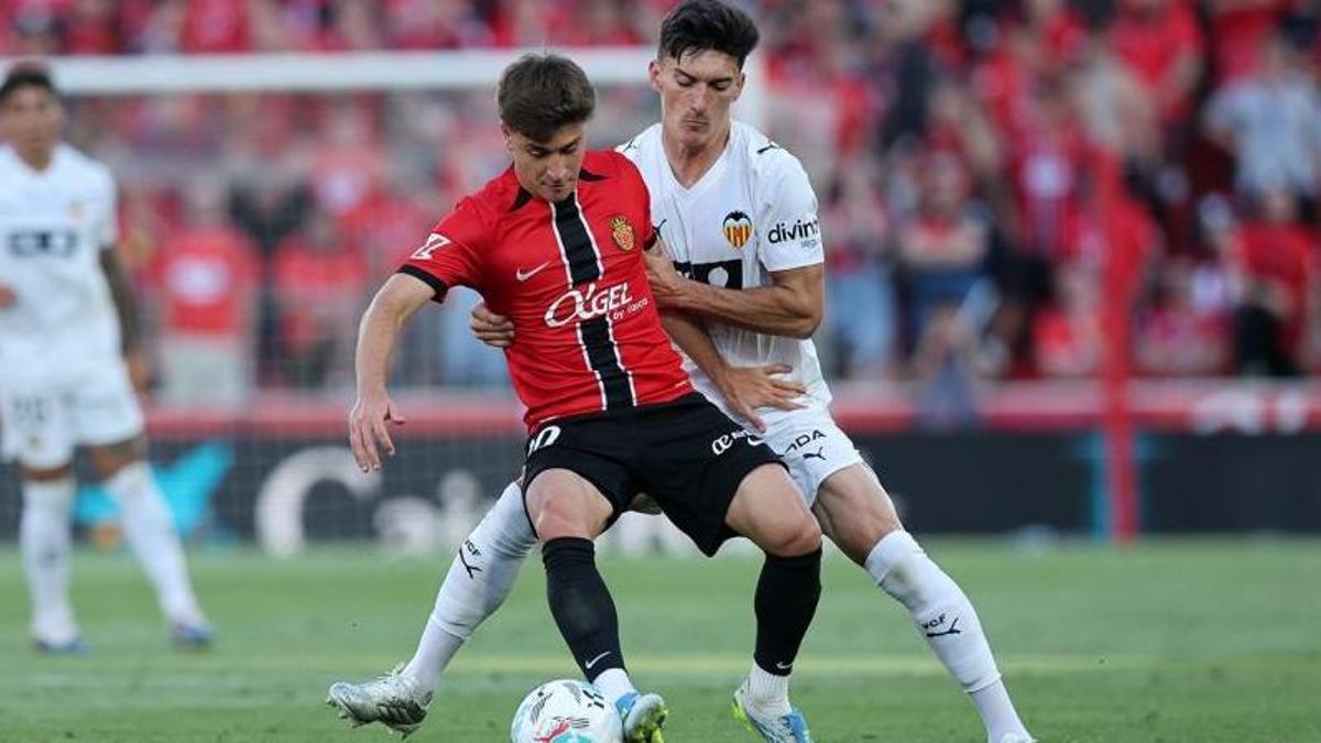 Pepelu controla a Pablo Torre en el primer tiempo del Mallorca - Valencia