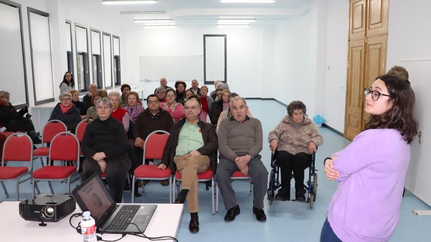 Un momento de la charla, con el alcalde en primera fila.