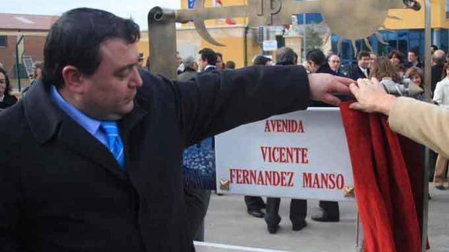 Vicente Fernández Manso descubre la placa de una avenida de Toro con su nombre
