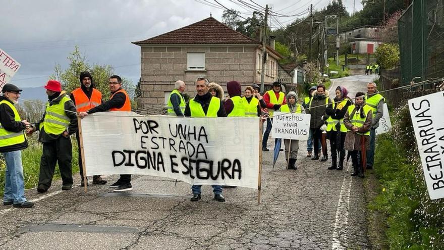 Los manifestantes, ayer, durante el corte del vial.