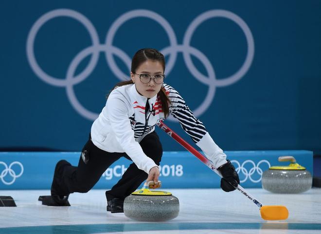 Una foto de archivo tomada el 25 de febrero de 2018 muestra a Kim Eun-jung de Corea del Sur durante el juego de medalla de oro de mujeres entre Corea del Sur y Suecia durante los Juegos Olímpicos de Invierno Pyeongchang 2018 en el Centro de Curling d