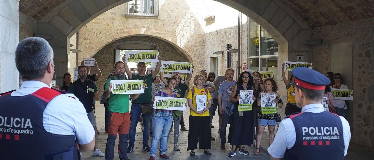 Un grup de manifestants, esperant l’arribada del conseller d’Educació a la delegació de la Generalitat a Girona. | MARC MARTÍ