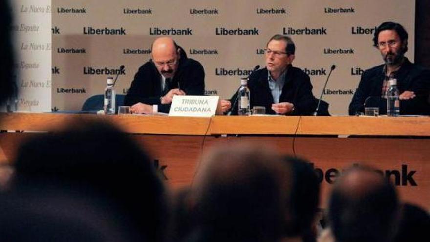 Los catedráticos Jorge Uría, a la izquierda de la mesa, y Benito Aláez, a la derecha, ayer, en el Club Prensa Asturiana, presentados por Cheni Uría.