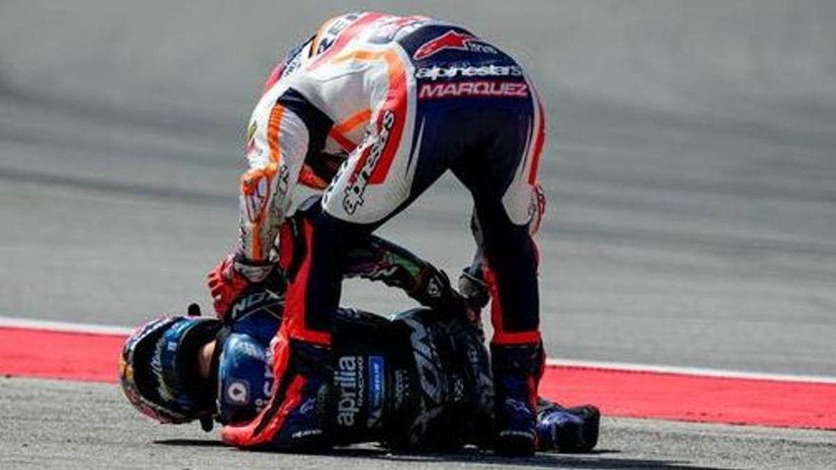 Marc Márquez se interesa por el estado de Miguel Oliveira tras estrellarse contra él, en la carrera de Portimao.