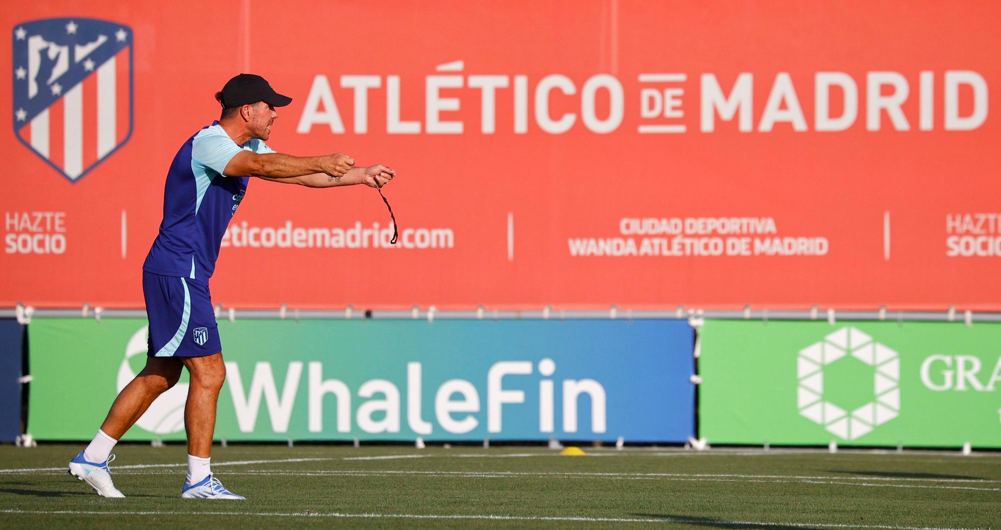 Diego Pablo Simeone dirige un entrenamiento del Atlético esta pretemporada.