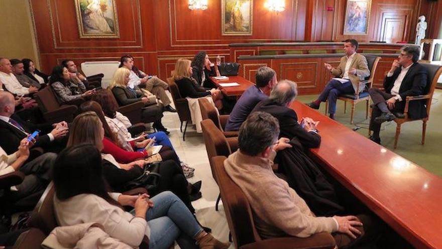 José Bernal y Javier Porcuna, con los empresarios.