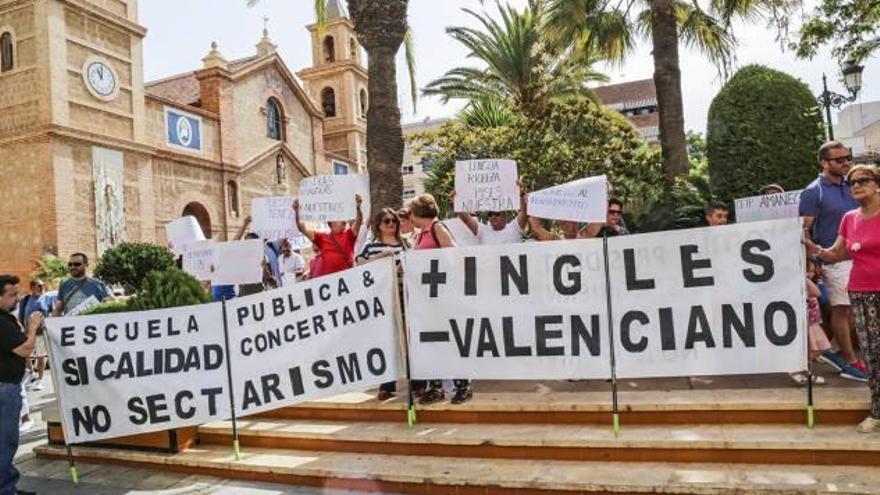 Protesta en la Vega Baja contra la enseñanza en valenciano.