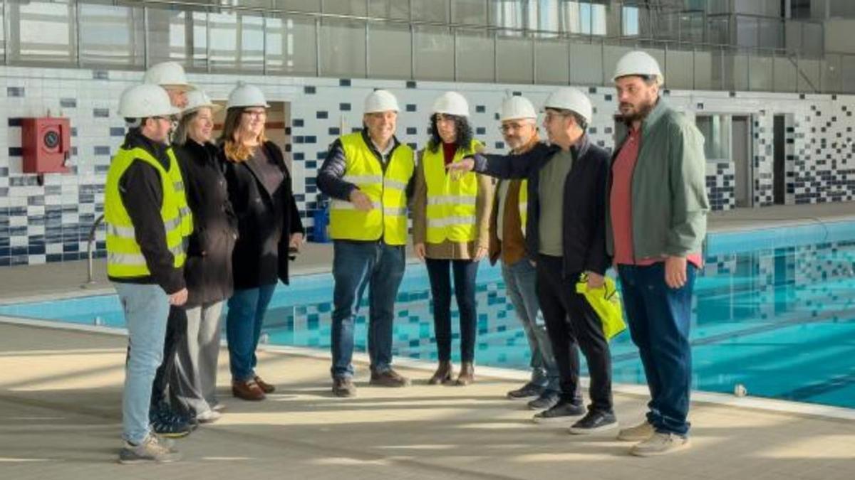 Una de las últimas visitas oficiales de autoridades y técnicos a la piscina cubierta de Tavernes de la Valldigna