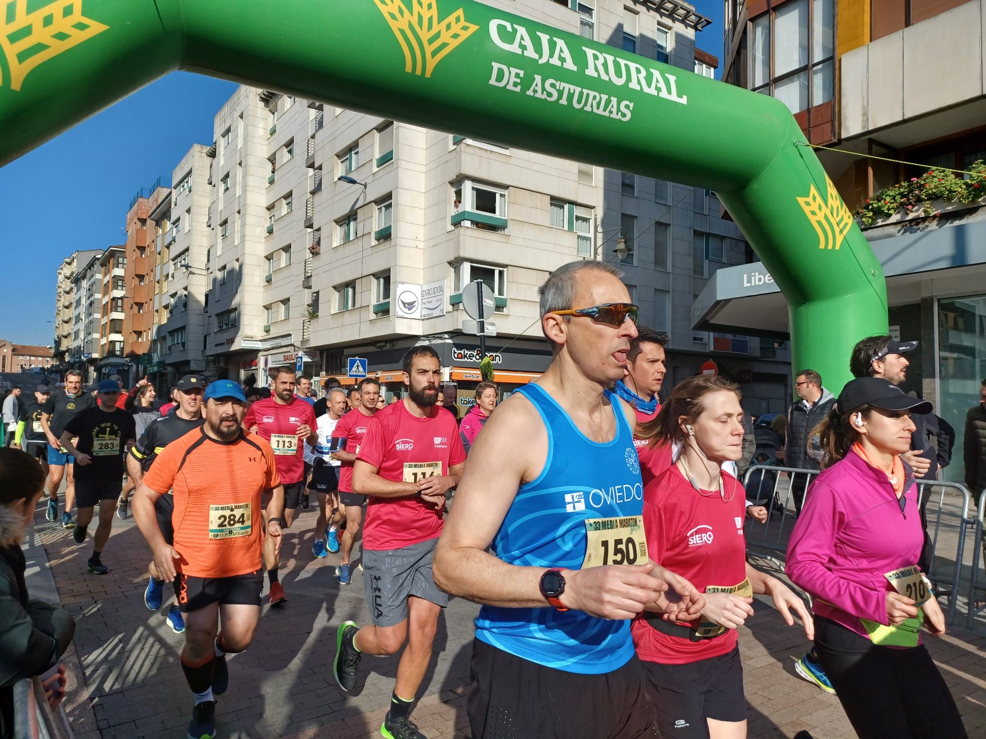 Todas las imágenes de la  XXXIII Media Maratón de Siero: así fue la gran prueba con salida en la Pola