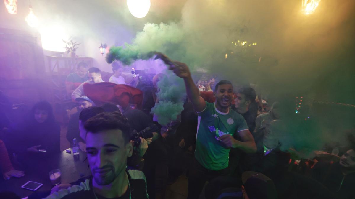 Seguidores marroquís celebran la victoria en el restaurante Rahma del Raval