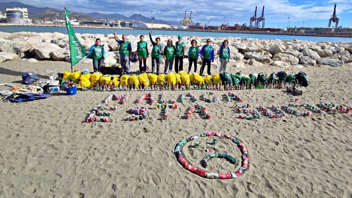 Retirada de basura en Huelin por voluntarios de Andalimpia. | L.O.