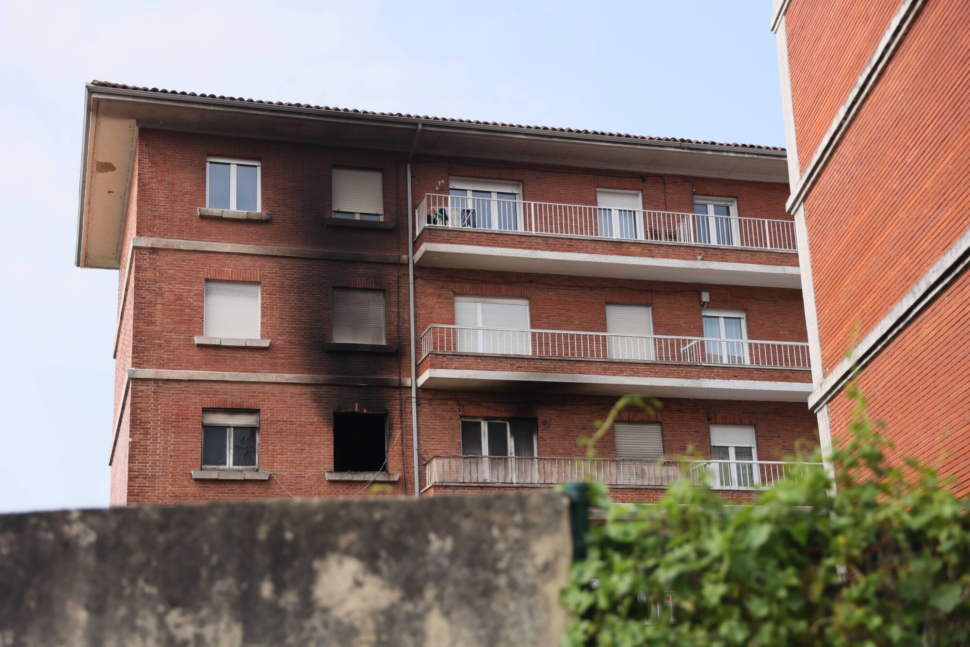 En imágenes: uno jóvenes evitan una tragedia al despertar de madrugada a los vecinos de un bloque en llamas