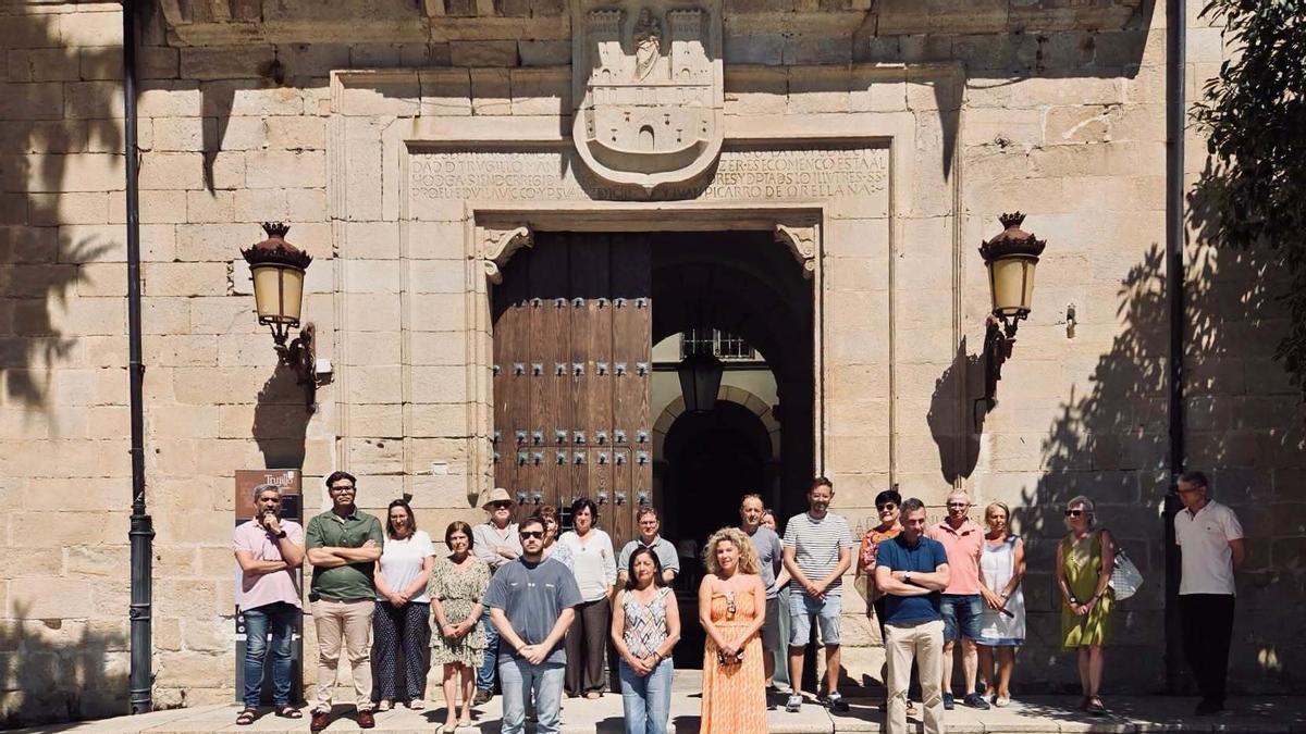 Minuto de silencio por Venezuela en el Ayuntamiento de Trujillo.