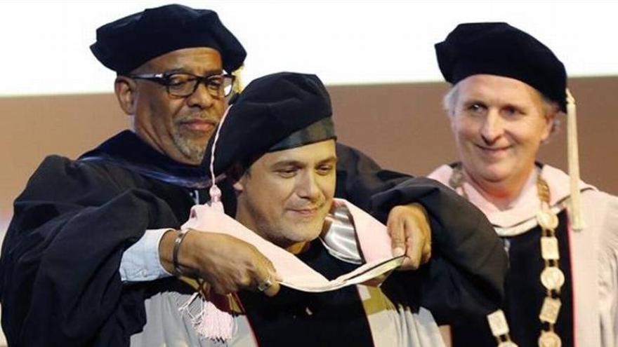 Alejandro Sanz recibe el título de Doctor Honoris Causa por la Universidad de Berklee