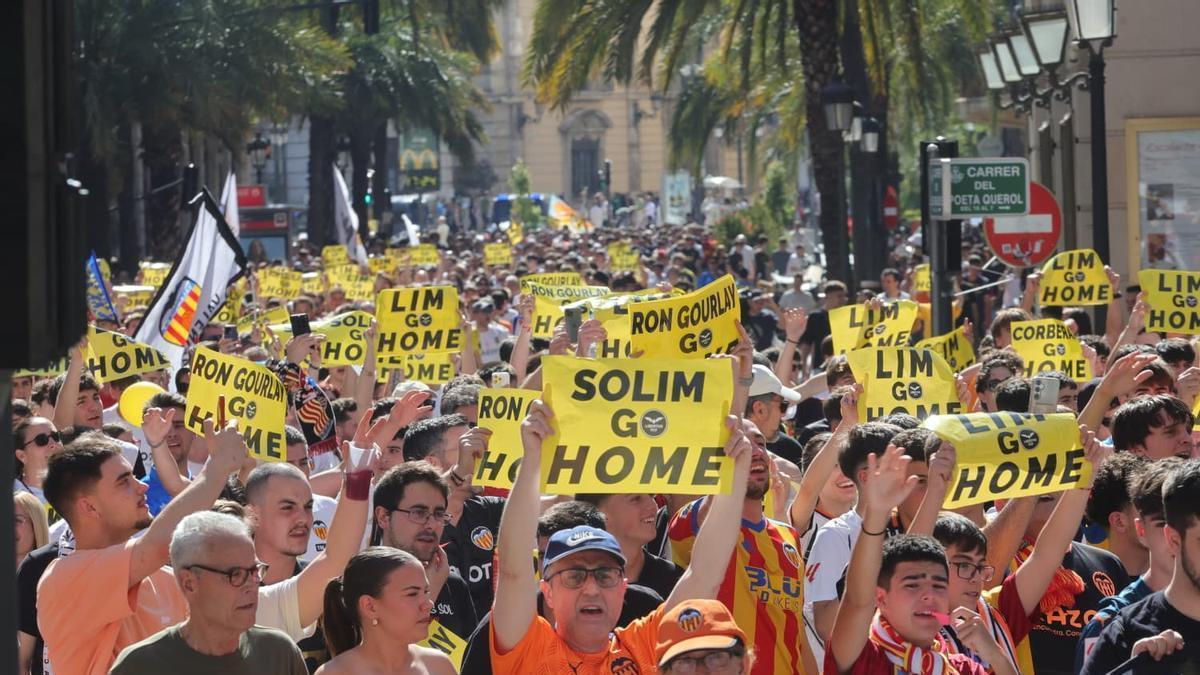 La manifestación contra los Lim y sus "cómplices", en imágenes