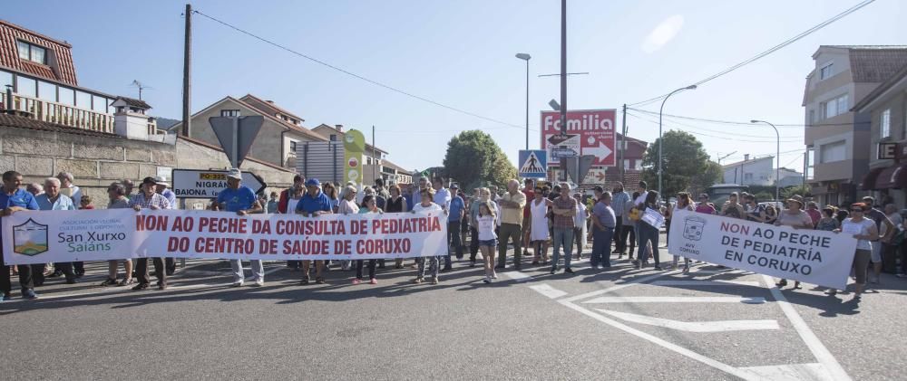 Más de un centenar de vecinos de Coruxo se echaron a la calle para reivindicar el puesto de pediatra // Cristina Graña