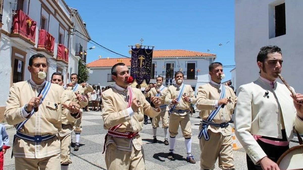 Grupo de danzantes en las Fiestas del Corpus Christi de Fuentes de León.