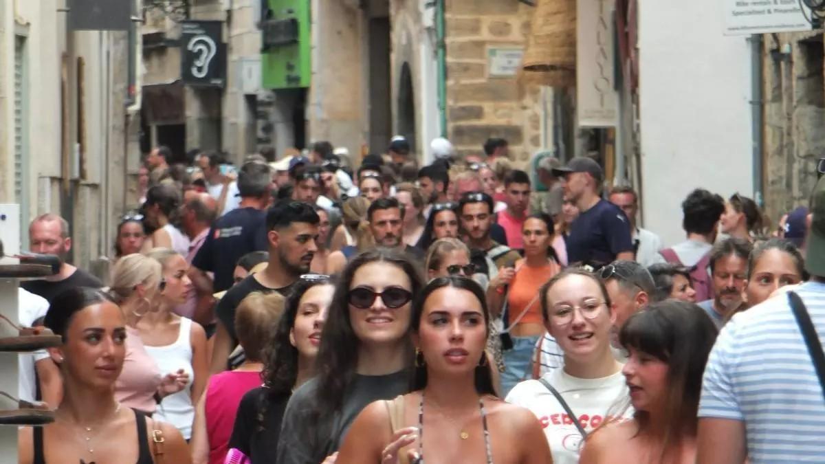 Urlaubermassen drängen sich durch das Zentrum von Sóller.