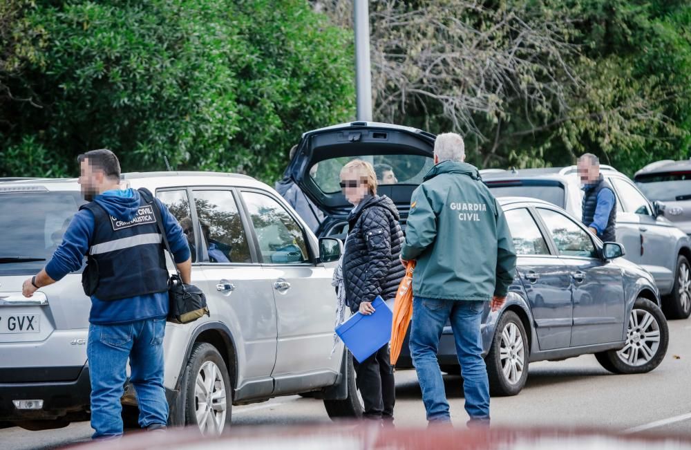 La Guardia Civil inspecciona una chabola en Son Rossinyol por el crimen de Cala Pi