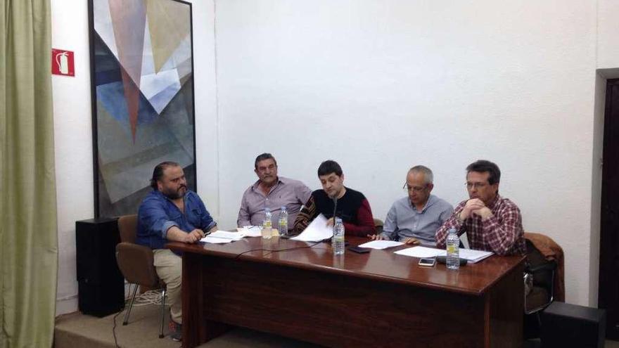 Los integrandes de la mesa redonda celebrada en el salón de actos de la Casa de Cultura.