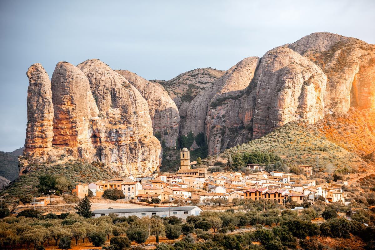 El pueblo de Agüero en mitad de los Mallos de Riglos