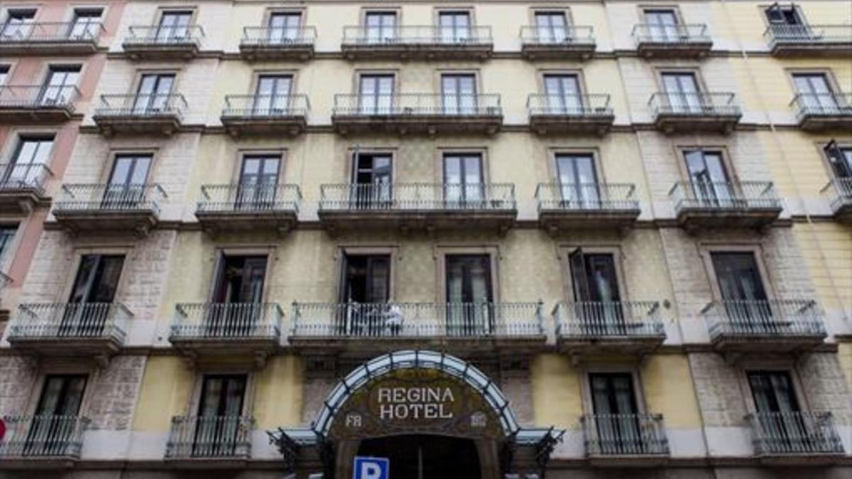 Fachada con marquesina modernista del hotel Regina, en la calle de Bergara.