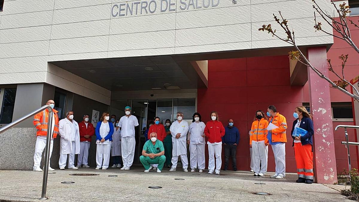 Una concentración de profesionales en el centro de salud de Puebla de Sanabria.