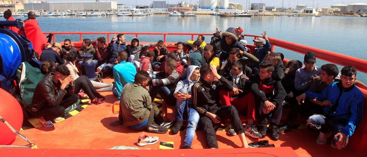 Rescate de una patera con 66 inmigrantes en el Estrecho, esta semana.